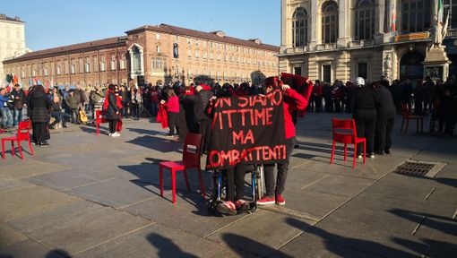 &quot;Non siamo vittime ma combattenti&quot;: a Torino flash mob contro la violenza sulle donne