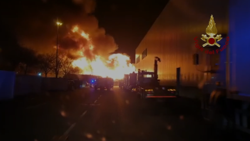 Notte di interventi per i vigili del fuoco: brucia una cascina a Rivoli, ma roghi anche a Grugliasco e ad Avigliana [VIDEO]