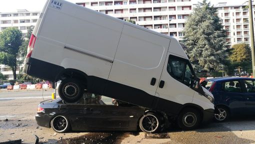 Bmw a tutta velocità finisce sotto un furgone in corso Grosseto, ricoverato il conducente