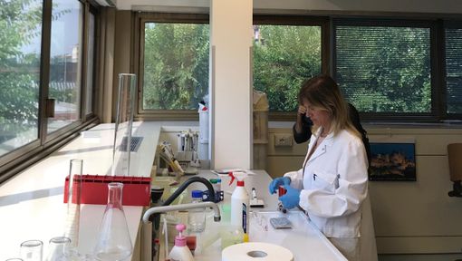scienziata impegnata in un laboratorio
