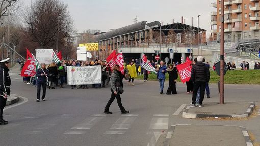 Anche i lavoratori torinesi di Italiaonline manifestano davanti alla Borsa di Milano Anche i lavoratori torinesi di Italiaonline manifestano davanti alla Borsa di Milano