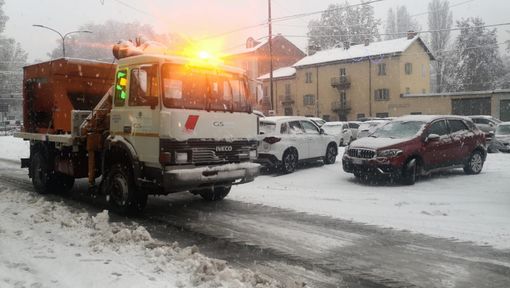 Mezzo spargisale con neve sulle strade Mezzo spargisale con neve sulle strade