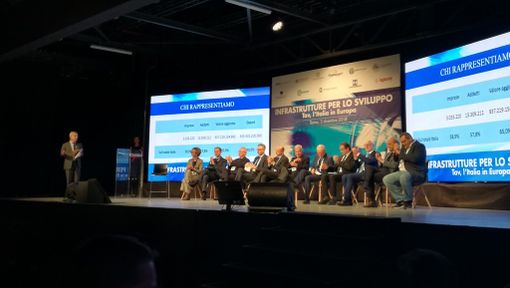 La "Nazionale del Pil" alle Ogr per far risuonare a Torino il Sì alla Tav (VIDEO)