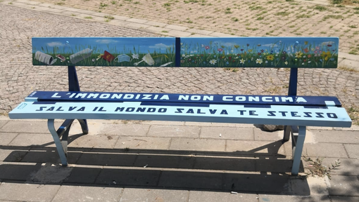 A Villaretto spunta una panchina per l’ambiente: “L’immondizia non concima: salva il mondo, salva te stesso” A Villaretto spunta una panchina per l’ambiente: “L’immondizia non concima: salva il mondo, salva te stesso”
