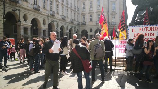 "Appendino te ne freghi del bambino": educatrici e genitori dei nidi in presidio sotto il Comune di Torino (FOTO e VIDEO)