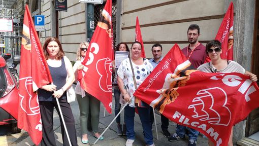 Chiusura della mensa "Borsellino": la protesta dei lavoratori arriva davanti a Palazzo Lascaris (VIDEO)