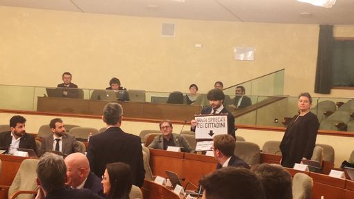 Città Salute di Novara, protesta in Regione del M5S: &quot;Valigetta piena di soldi per denunciare spreco di denaro pubblico&quot; [VIDEO]