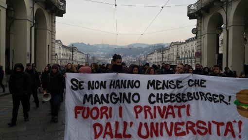 Attimi di tensione a Torino al corteo degli studenti per la protesta contro il Burger King (FOTO e VIDEO)