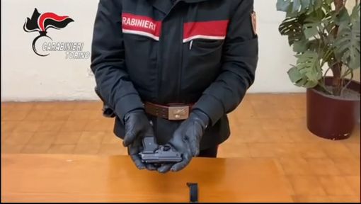 Armato di una pistola scacciacani rapina un passeggero sul treno Fossano-Torino: arrestato Armato di una pistola scacciacani rapina un passeggero sul treno Fossano-Torino: arrestato