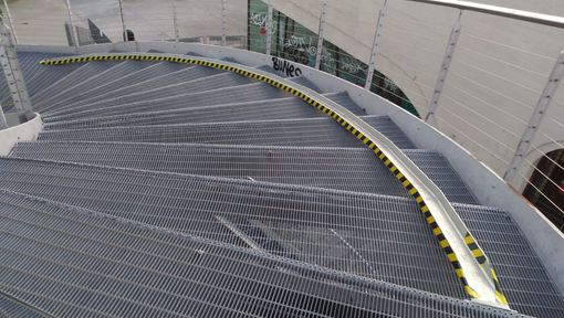 Installata sulla passerella olimpica una corsia-scivolo per le biciclette
