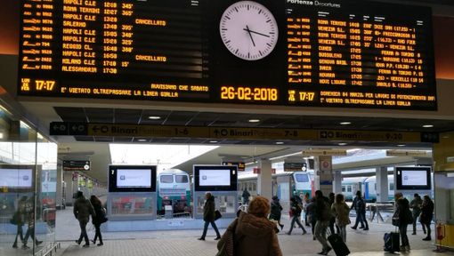 Porta Nuova, treni dal Sud in tilt: cancellazioni e ritardi medi di oltre 4 ore. Odissea per l'Intercity da Reggio Calabria: 29 ore per raggiungere Torino Porta Nuova, treni dal Sud in tilt: cancellazioni e ritardi medi di oltre 4 ore. Odissea per l'Intercity da Reggio Calabria: 29 ore per raggiungere Torino