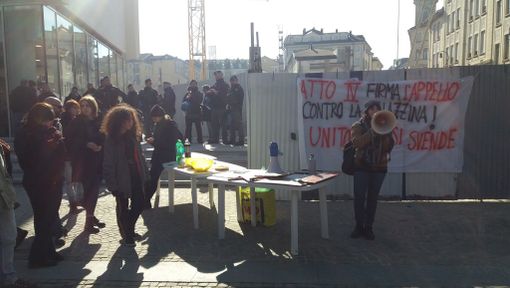 Gli studenti tornano &quot;a pranzo&quot; dal Burger  King: nuova protesta sotto Palazzo Nuovo