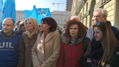 Protesta davanti alla Regione: "No al depotenziamento dei laboratori di analisi Rivoli, Pinerolo e Susa: analisi costi-benefici negativa" Protesta davanti alla Regione: "No al depotenziamento dei laboratori di analisi Rivoli, Pinerolo e Susa: analisi costi-benefici negativa"