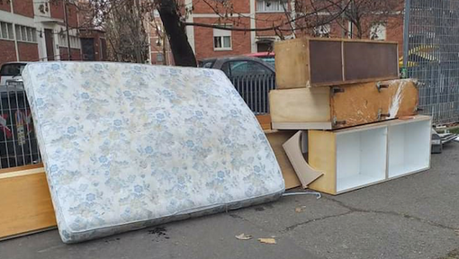 Rifiuti abbandonati in via Pirano Rifiuti abbandonati in via Pirano