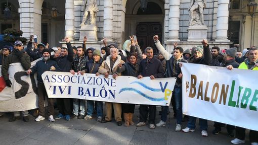 I venditori del suk del Balon sotto le finestre di Appendino: "Non vogliamo spostarci in via Carcano" (VIDEO)