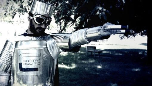 Arriva a Torino Capitan Acciaio, il supereroe che insegna il valore della raccolta differenziata Arriva a Torino Capitan Acciaio, il supereroe che insegna il valore della raccolta differenziata