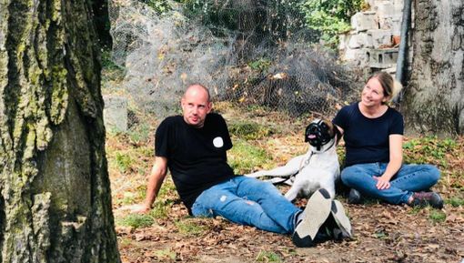 Nella foto i progettisti Ivan Schmidt e Vassilia Sacco con il cane meticcio &quot;Ottone&quot; che rappresenta il primo caso del progetto.