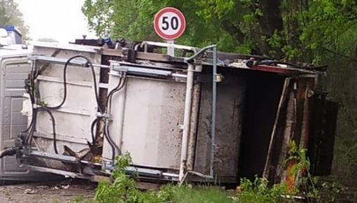Incidente sulla provinciale Vinovo-Stupinigi: mezzo della raccolta rifiuti si ribalta, ferito il conducente
