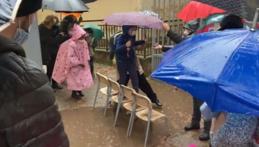 Vanchiglia: il vialetto è allagato, guado di sedie per far entrare i bambini a scuola [VIDEO]