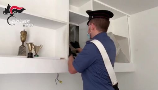 Fissa una libreria e inizia a sudare, i carabinieri la smontano e trovano nascosti 10 kg di droga [VIDEO]