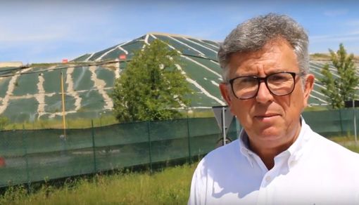 Il sindaco Claudio Castello davanti alla discarica Il sindaco Claudio Castello davanti alla discarica