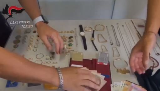 merce rubata su un tavolo