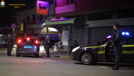 Pinerolo, fermato a un controllo della Finanza strattona i baschi verdi: denunciato per resistenza a pubblico ufficiale