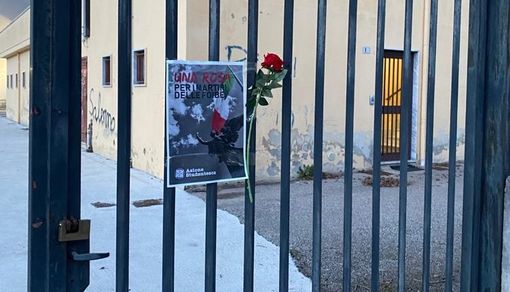 rosa e targa in ricordo dei martiri delle foibe rosa e targa in ricordo dei martiri delle foibe