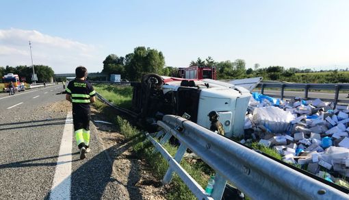 Camion ribaltato sull'A6 tra Carmagnola e Marene, si lavora per la messa in sicurezza del mezzo