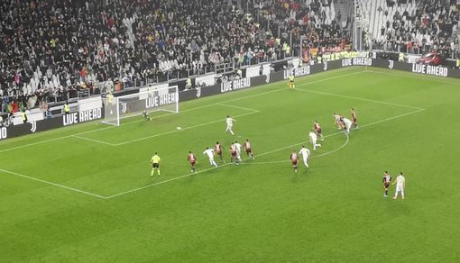 Ronaldo all'ultimo respiro, la Juve batte il Genoa e ritorna in testa alla classifica