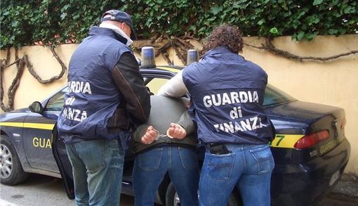 Cinquantenne, padre di famiglia, ma con 7 chili di droga in valigia: arrestato