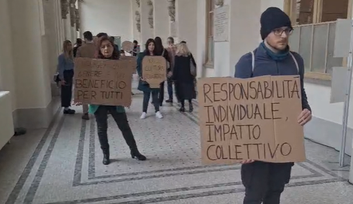 contestazione con cartelli