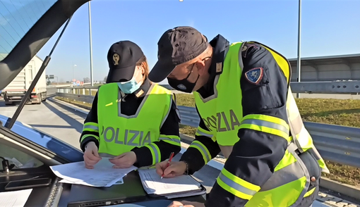 Giovane in autostrada con il monopattino, ragazza ubriaca alla guida: controlli della polizia stradale nel Torinese
