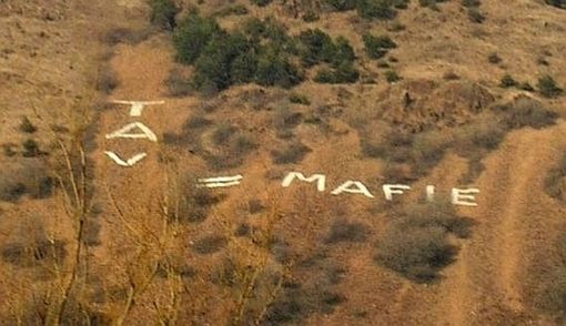 I No Tav ripristinano la scritta "Tav=Mafie" sul Musinè, i Radicali ne chiedono (nuovamente) la rimozione