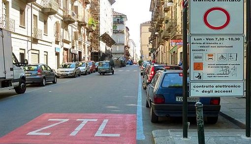 Sospensione estiva per la ZTL e le strisce blu a pagamento