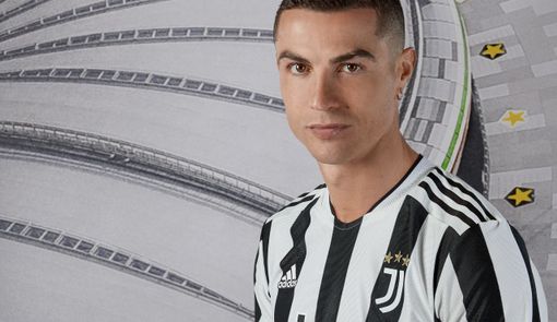Ronaldo e Dybala protagonisti del lancio della nuova maglia Juve (foto tratte dal sito ufficiale bianconero) Ronaldo e Dybala protagonisti del lancio della nuova maglia Juve (foto tratte dal sito ufficiale bianconero)