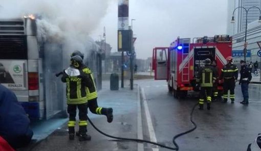 L'incendio sulla linea 46 (immagine di repertorio)