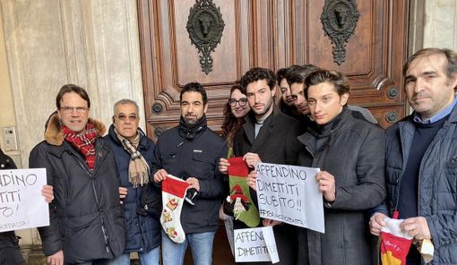 I giovani di Forza Italia portano il carbone ad Appendino: &quot;Troppi fallimenti&quot;