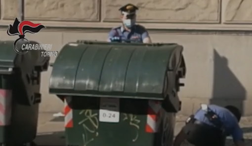 Il cassonetto dei rifiuti era diventato il deposito per lo spaccio: i carabinieri sequestrano 100 dosi di eroina e cocaina [VIDEO]