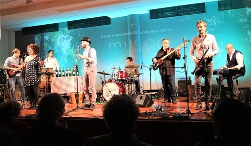 I Rivaival con la canzone “Trifole, trifole, trifolé” vincono una bellissima edizione del V° festival internazionale della Canzone del Tartufo. I Rivaival con la canzone “Trifole, trifole, trifolé” vincono una bellissima edizione del V° festival internazionale della Canzone del Tartufo.