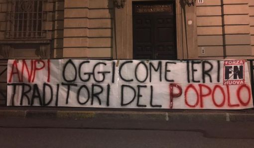 I militanti di Forza Nuova attaccano Ilaria Cucchi e Mimmo Lucano: "Traditori del popolo italiano". La Cucchi: "Sono abituata agli insulti. Onorata di ricevere la tessera Anpi" I militanti di Forza Nuova attaccano Ilaria Cucchi e Mimmo Lucano: "Traditori del popolo italiano". La Cucchi: "Sono abituata agli insulti. Onorata di ricevere la tessera Anpi"