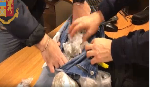 Torino, nascondeva la droga nel bucato steso al sole: arrestato