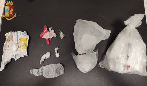 Mirafiori, la polizia arresta due spacciatori. Sequestrati oltre un chilo di cocaina e una pistola