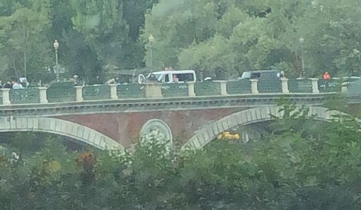 Ponte Isabella bloccato da polizia e ambulanza, ma è tutto un film Ponte Isabella bloccato da polizia e ambulanza, ma è tutto un film