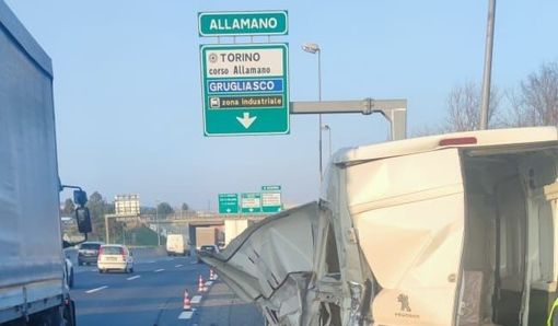 Caos in Tangenziale Sud per un doppio incidente nei pressi di corso Allamano: un ferito e 4 veicoli coinvolti Caos in Tangenziale Sud per un doppio incidente nei pressi di corso Allamano: un ferito e 4 veicoli coinvolti