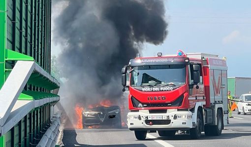 Paura sulla tangenziale Nord: veicolo in fiamme sulla carreggiata, disagi per la circolazione
