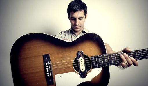 Il finalista del Premio Strega Andrea Pomella racconta il grunge, la chitarra di Adriano Viterbini lo suona