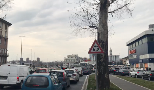 Nuova viabilità in piazza Baldissera, corso Vigevano preoccupa: serpentone d’auto per entrare in rotonda