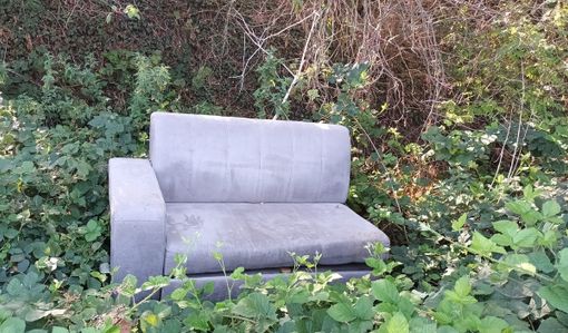 divano abbandonato divano abbandonato