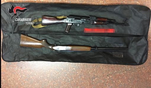 Kalashnikov e fucile in un condominio di Beinasco, forse usati per rapina